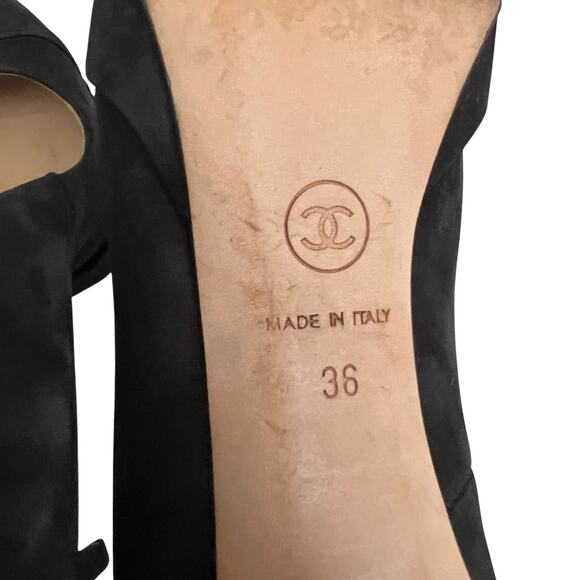 Chanel Black Interlocking CC Logo Suede Pumps, US6/IT36 - Picture 14 of 16